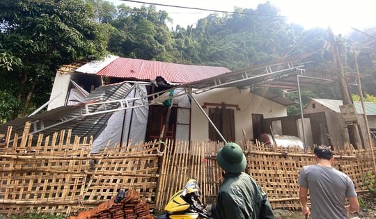 Mưa đá, lốc xoáy ở xã biên giới Nghệ An
