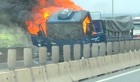 Xe tải bốc cháy dữ dội trên cao tốc TP Hồ Chí Minh - Long Thành - Dầu Giây