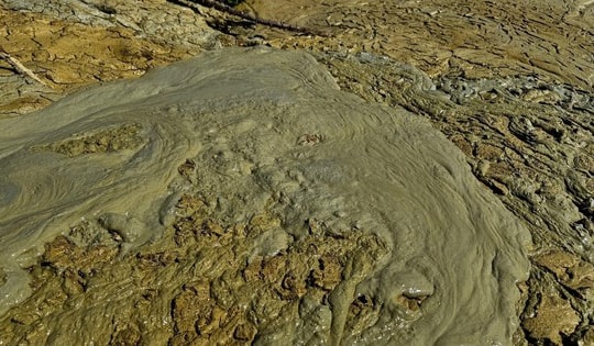 Chuyên gia địa chất nói gì về nứt đất kéo bùn phun lên ở Phú Yên?