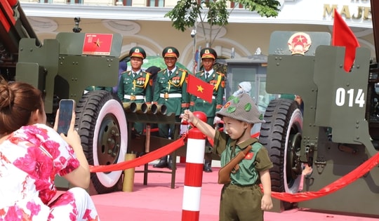 Người dân TPHCM hào hứng chụp hình với dàn đại bác diễn tập chuẩn bị cho 30/4