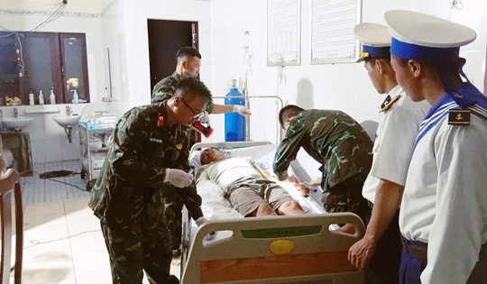 Bệnh xá đảo Trường Sa xuyên đêm cứu ngư dân bị dập nát bàn tay