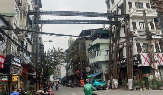 Ngôi nhà 'lạ' với hàng loạt cột sắt, khung thép giữa phố tại Hà Nội