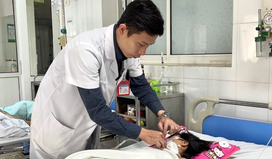 Mổ cấp cứu nữ sinh bị chó nhà nuôi cắn đứt thực quản