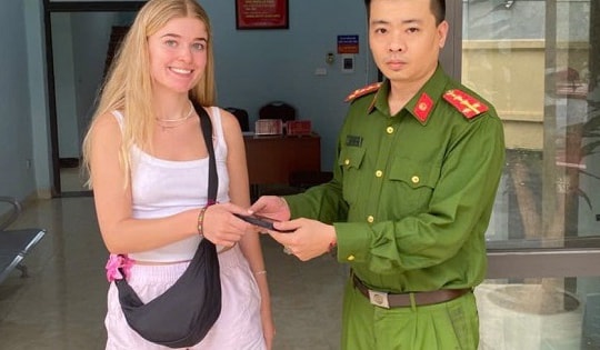 Nữ du khách New Zealand bất ngờ tìm lại được iPhone 15 bị mất ở Hồ Tây