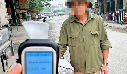 Uống rượu khi ăn sáng ở làng, người đàn ông bị phạt đến 8 triệu, trừ 10 điểm bằng lái