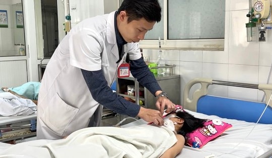 Chủ quan khi bị chó nhà cắn, bé 11 tuổi phải đi cấp cứu vì thủng thực quản