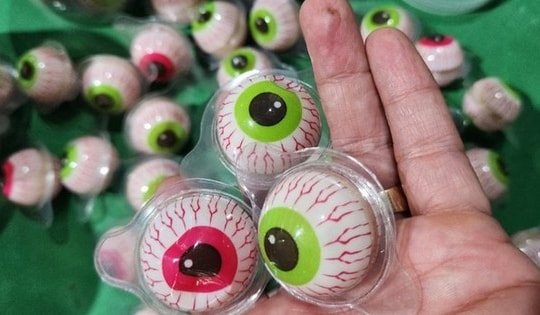Nhiều rủi ro tiềm ăn khi ăn kẹo hình con mắt trôi nổi