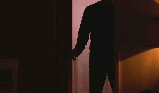 Người đàn ông kinh ngạc phát hiện căn phòng bí mật sau tủ quần áo