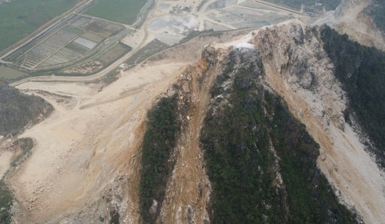 Vụ hàng chục ngôi mộ ở Hà Nam bị đá đè do nổ mìn khai thác: Chủ tịch xã Thanh Nghị nói 'người dân đòi hỏi vô lý'