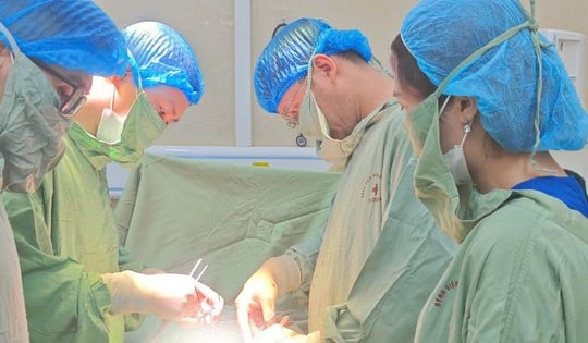 Tưởng béo bụng, cô gái 18 tuổi bất ngờ phát hiện có khối u buồng trứng 'khủng'