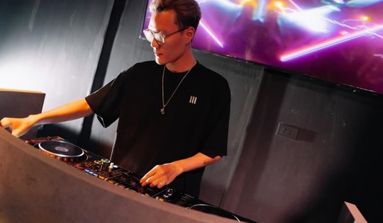 Vướng lùm xùm bạo hành vợ, DJ Ximer bị đình chỉ hoạt động tại đội sản xuất âm nhạc