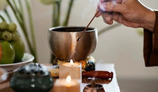 Khung giờ đẹp thắp hương chiều nay và ngày mai Rằm tháng 3 âm lịch Giáp Thìn 2025 để khẩn cầu đắc linh ứng