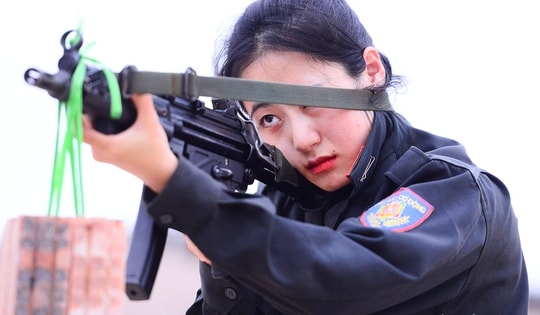Treo gạch lên súng - bí quyết rèn tinh thần thép của nữ cảnh sát cơ động