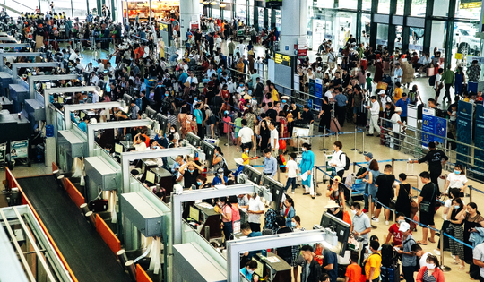 Dịp 30/4 - 1/5: Chặng bay Hà Nội, TP.HCM đi miền Trung kín chỗ, giá vé chạm ngưỡng Tết