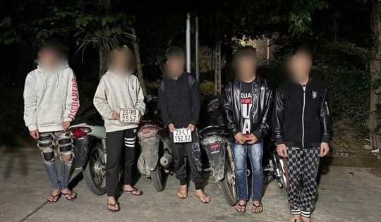 'Tóm gọn' nhóm thanh thiếu niên không bằng lái, không mũ bảo hiểm phóng xe bạt mạng ở Hà Giang
