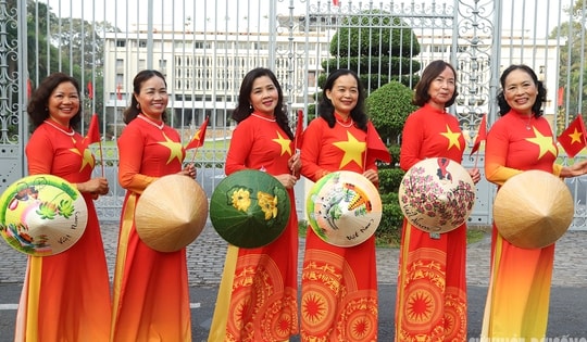 Người dân đổ về Dinh Độc Lập trước thềm đại lễ 30/4