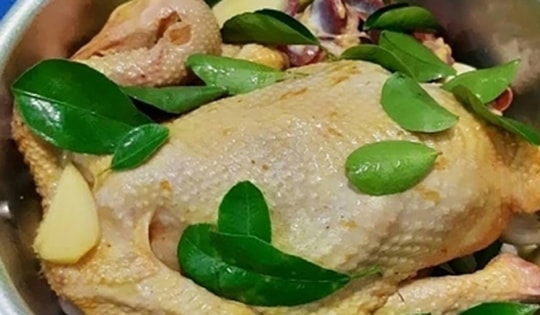 4 cách luộc gà không cần nước
