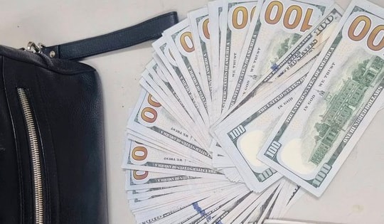 Ví chứa 8.000 USD bị bỏ quên ở sân bay