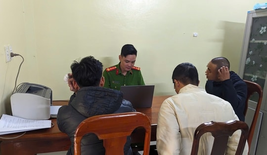 Phạt thanh niên đi trên xe máy 'kẹp 3' chặn đầu taxi đe doạ, đập phá