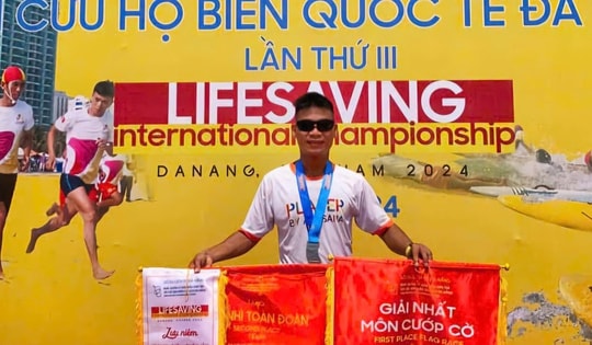 Nhân viên ngân hàng dũng cảm lao xuống sông Hương cứu người đuối nước