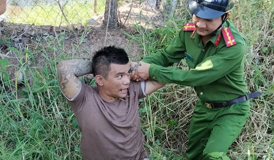 Đôi nam nữ trộm cắp tài sản rồi chui vào bụi cỏ để trốn công an