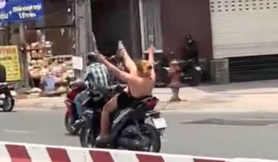 Cô gái buông 2 tay, giơ chân khi lái xe máy có giấy xác nhận bị bệnh tâm thần