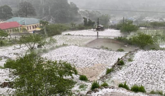 Không khí lạnh tràn về, cảnh báo dông lốc kèm mưa đá ở Hà Nội tối nay