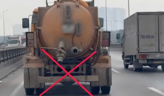 Xe vệ sinh môi trường làm rơi vãi chất thải trên đường Vành đai 3