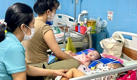 Quảng Bình: Bệnh nhi mắc sởi tăng đột biến, bác sĩ khuyến cáo những gì?