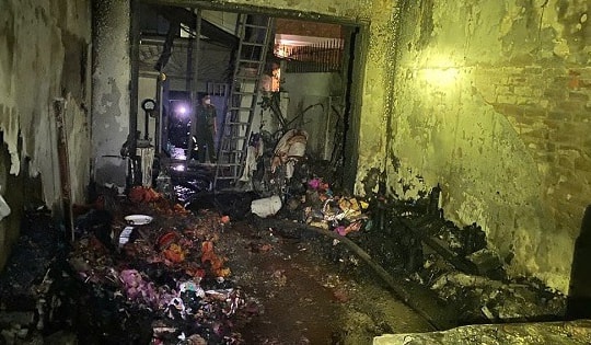 Hà Nội: 3 người thoát nạn, 2 người tử vong trong vụ cháy nhà dân lúc rạng sáng