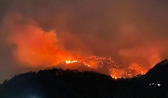 Điều kiện thời tiết bất lợi gây khó khăn để dập tắt đám cháy rừng lớn ở Quảng Ninh