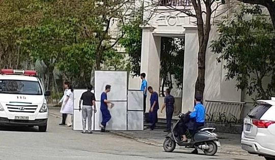 Nghệ An: Lan can tầng 4 bất ngờ rơi trúng ba nữ sinh, hai em bị thương nặng