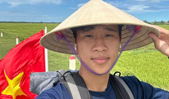 Chàng trai 24 tuổi đạp xe từ Hà Nội vào TP.HCM xem lễ diễu binh kỷ niệm 30/4