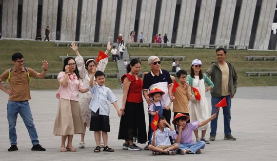 Chật kín khách tham quan sau 2 ngày mở bán vé tại Bảo tàng Lịch sử Quân Sự Việt Nam