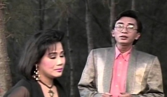 Ca sĩ từng là 'hoàng tử Mưa bụi' bỏ showbiz vì phá sản, tuổi U70 ở ẩn bên vợ kém 24 tuổi