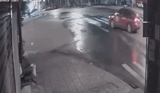 Xe máy phóng như 'tên bắn' lao thẳng vào ô tô khiến 2 người thương vong ở Thái Nguyên