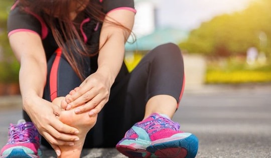 4 dấu hiệu khi đi bộ báo động cơ thể bạn có cục máu đông