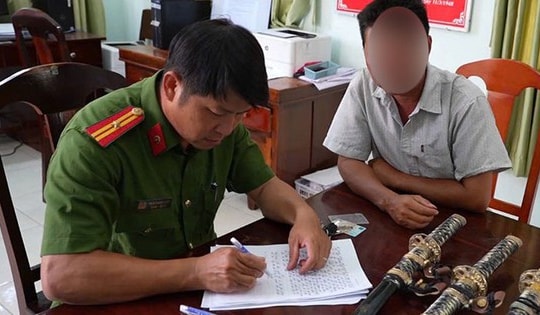 Lên mạng xã hội mua đao, kiếm về nhà để trưng bày