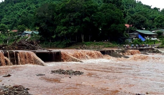 Mưa lớn, cảnh báo nguy cơ cao lũ quét, sạt lở đất ở Kon Tum và Lâm Đồng