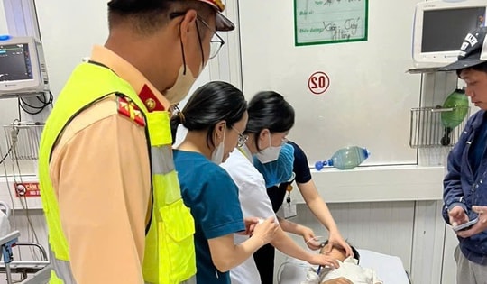 CSGT Nghệ An dẫn đường khẩn cấp đưa cháu bé nguy kịch đến bệnh viện