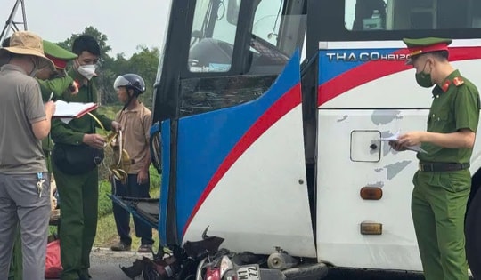 Ô tô khách va chạm xe máy, 2 người tử vong thương tâm
