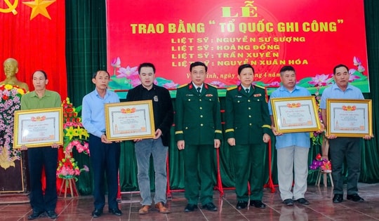 Trao Bằng Tổ quốc ghi công đến thân nhân 4 liệt sĩ ở Quảng Trị