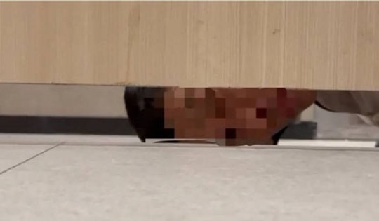 Tá hỏa phát hiện ông chú nằm dưới đất nhìn trộm trong nhà vệ sinh nam, sự thật sau đó lại được cư dân mạng khen ngợi