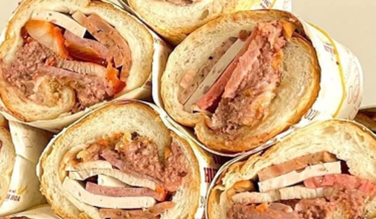 Hội chị em rủ nhau ‘xách tay’ bánh mì đắt nhất TP.HCM