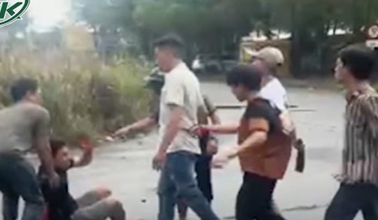 Hỗn chiến kinh hoàng, nhóm côn đồ cầm 'hàng nóng' chém 3 người trọng thương ở quán cà phê