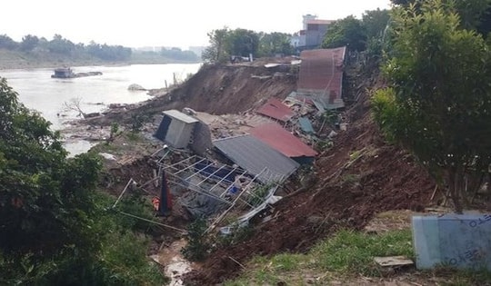 Hà Nội ban bố tình trạng khẩn cấp do sạt lở tại sông Đuống