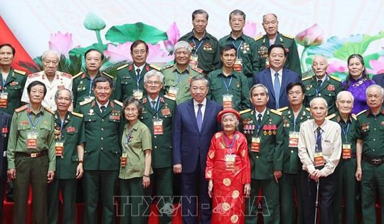 Tổng Bí thư gặp mặt cán bộ lão thành cách mạng, người có công, gia đình chính sách tiêu biểu