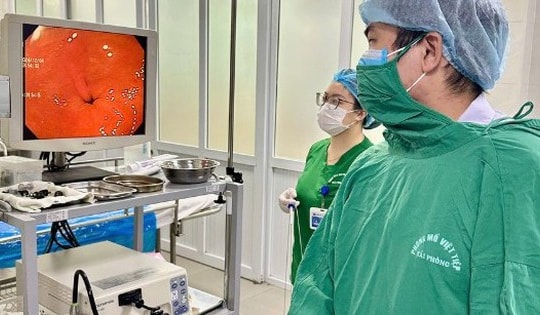 Tự giải cứu nghẹn họng, ai ngờ nuốt luôn bàn chải đánh răng dài 17cm vào thực quản