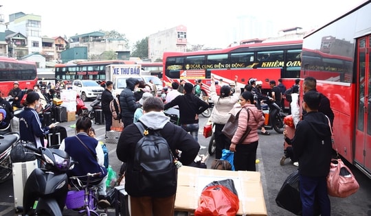 Bến xe Hà Nội tăng cường hàng trăm xe, đáp ứng nhu cầu tăng 350% dịp 30/4