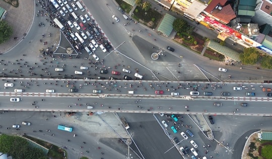 Hà Nội 'mạnh tay' xén vỉa hè, dải phân cách và dỡ đảo giao thông để giảm ùn tắc